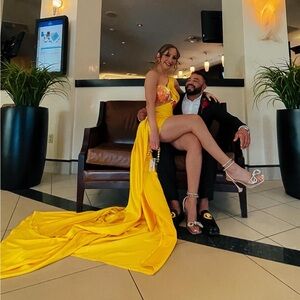 Mina fashion dress size small